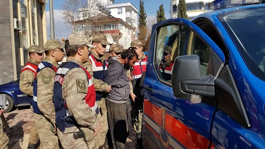 'Anne-babasını öldüren zanlı mağarada yakalandı'