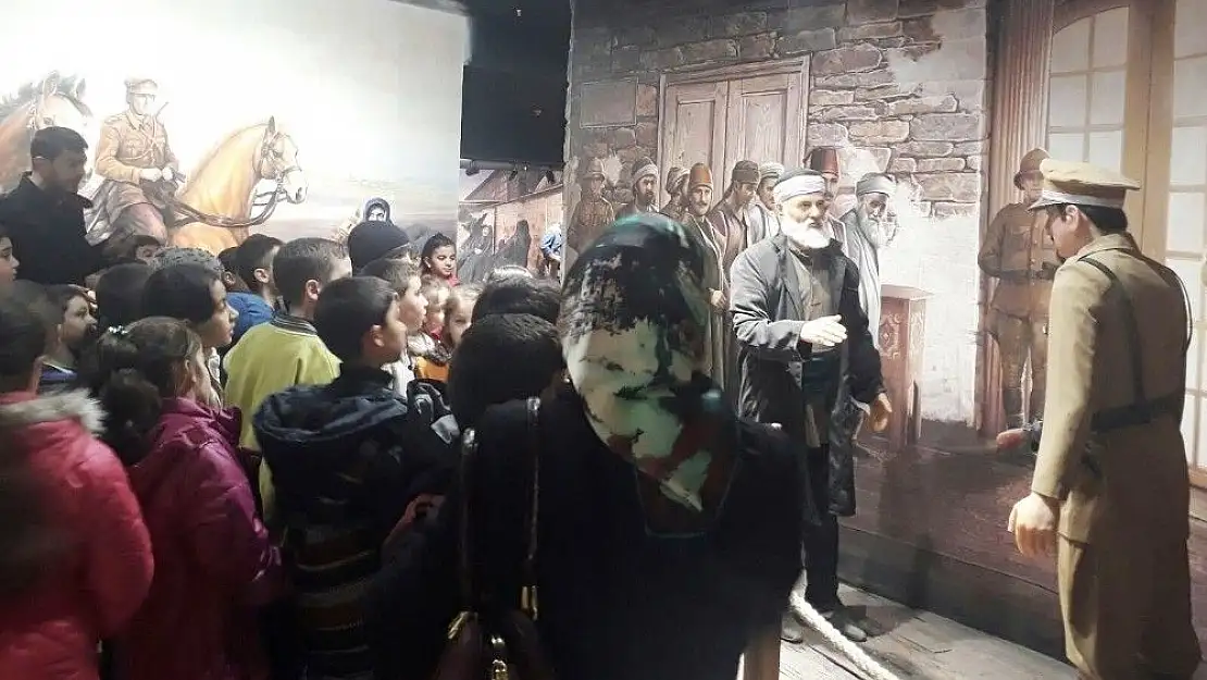 'Büyükşehir Belediyesi 400 öğrenciye kültürel gezi düzenledi'