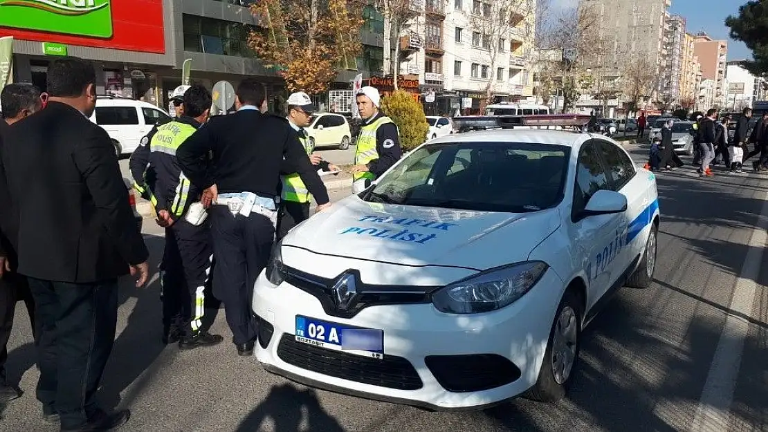 'Motosiklet polis aracına yandan çarptı: 1 yaralı'