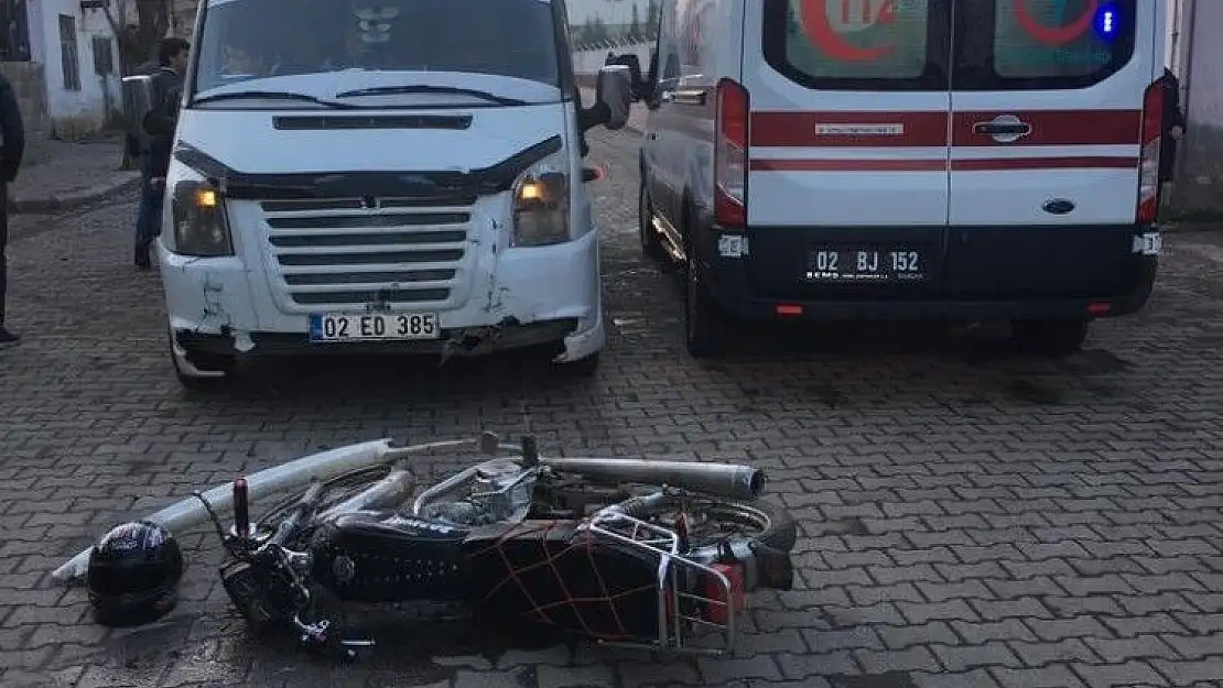 'Öğrenci servisi ile motosiklet çarpıştı: 1 Yaralı'