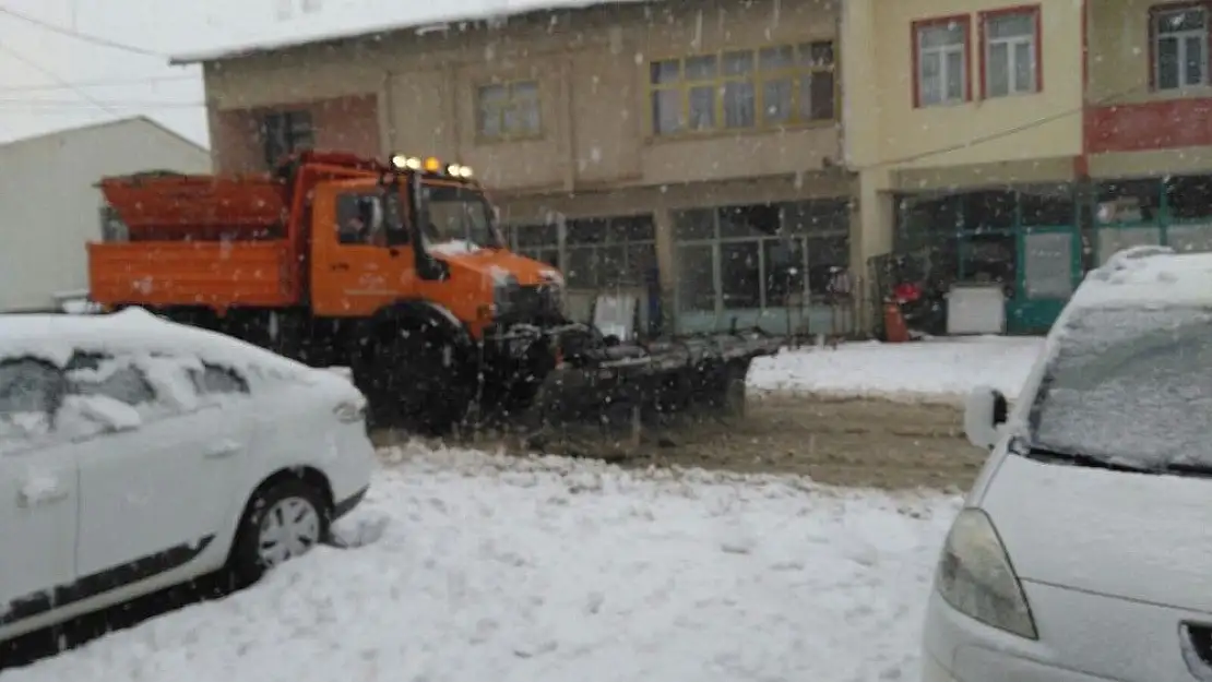 'Çelikhan ilçesinde kar yağışı etkisini sürdürüyor'