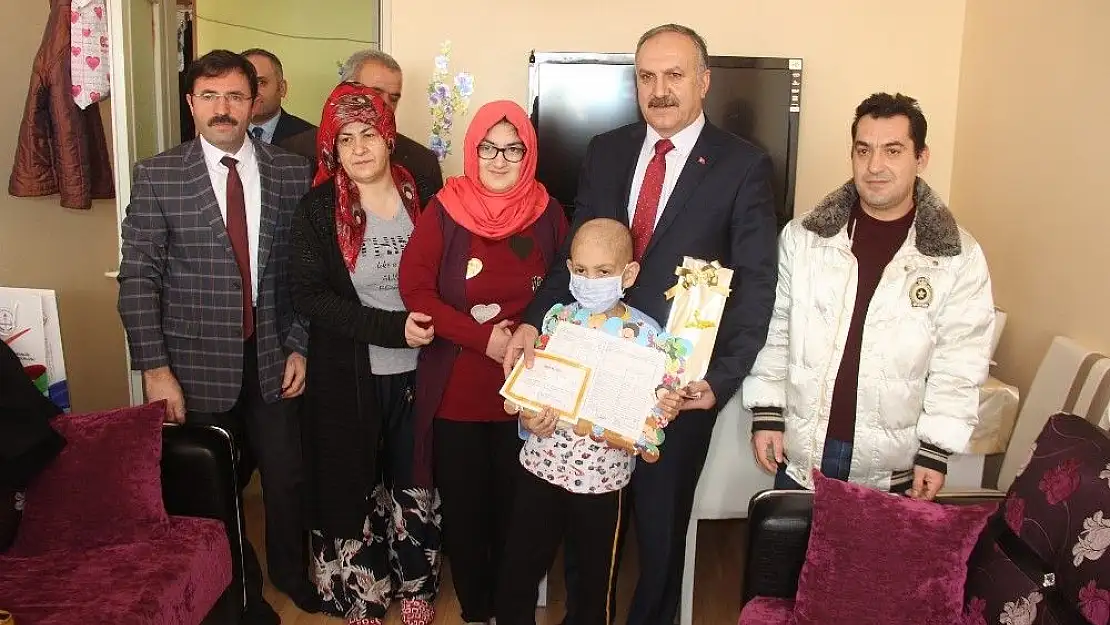 'Evde eğitim gören lösemi hastası Emirhan karnesini aldı'