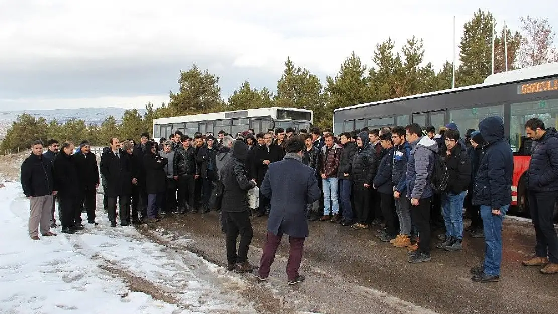 'Sivas´ta öğrenci ve öğretmenler kar duasına çıktı'