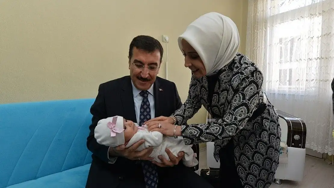 'Bakan Tüfenkci´den ''Hayat Seninle Güzel'' Projesinin 10 bininci bebeğine anlamlı ziyaret'