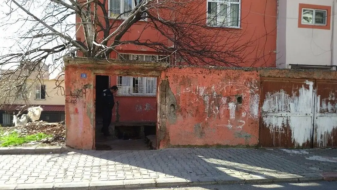 'Birlikte yaşadığı kadını ve arkadaşını yaraladı'