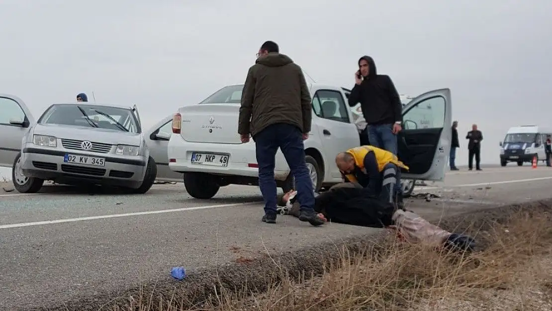 'İki otomobil çarpıştı: 4 yaralı'