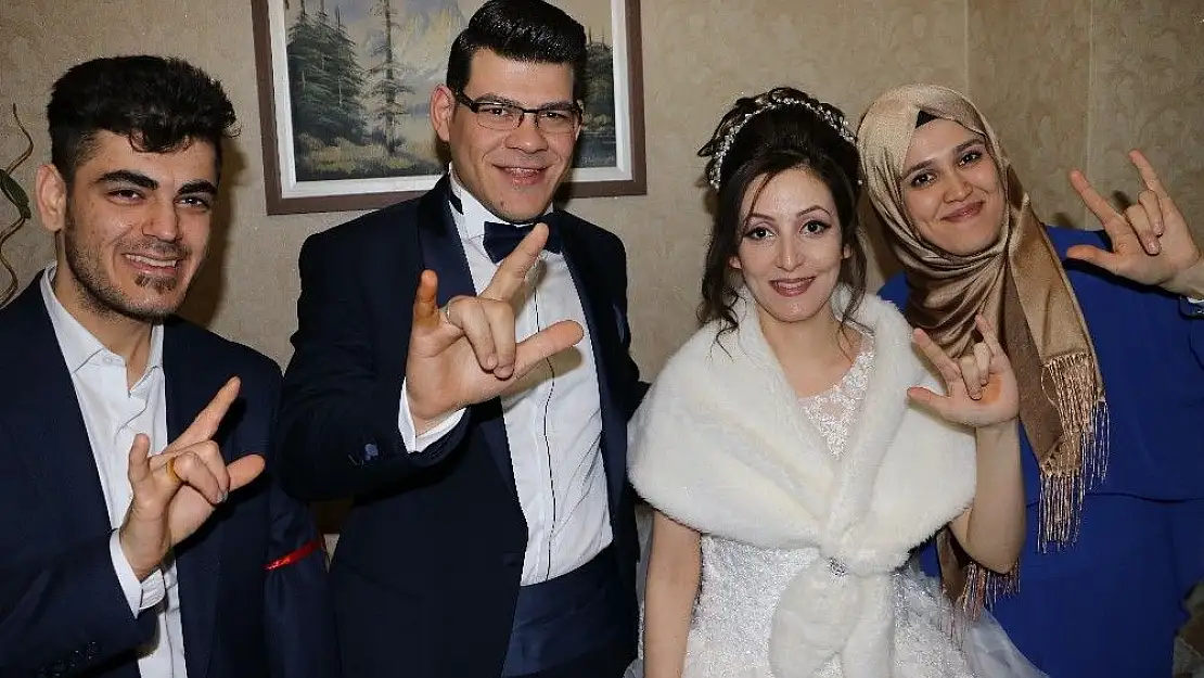 'İşitme engelli çiftin sessiz mutluluğu'