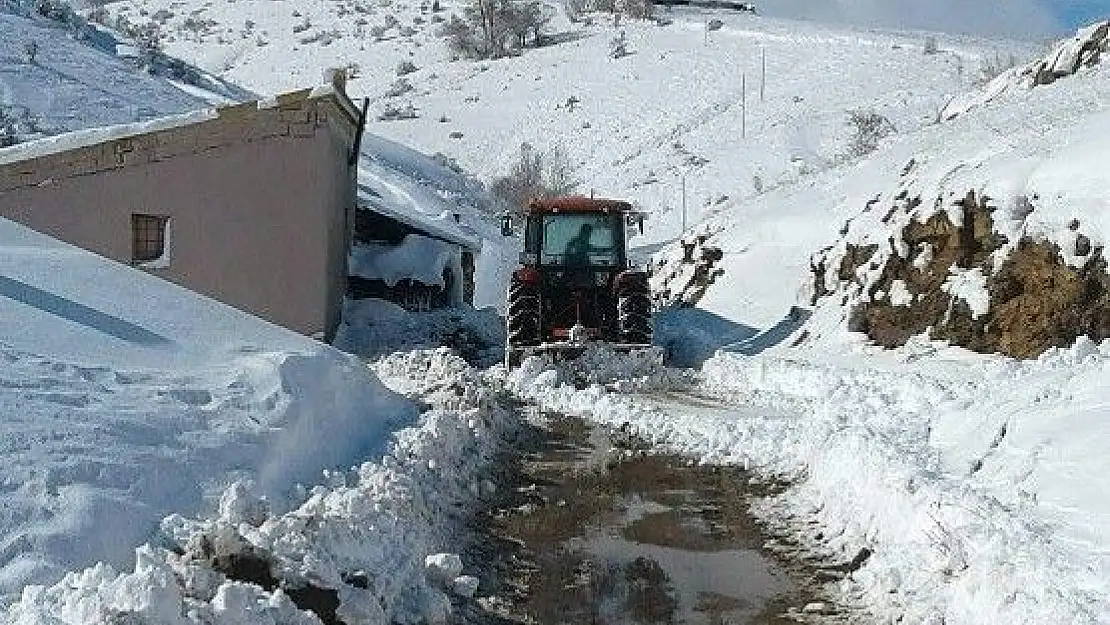 'Köy muhtarı karla kaplı yolu traktörle açtı'