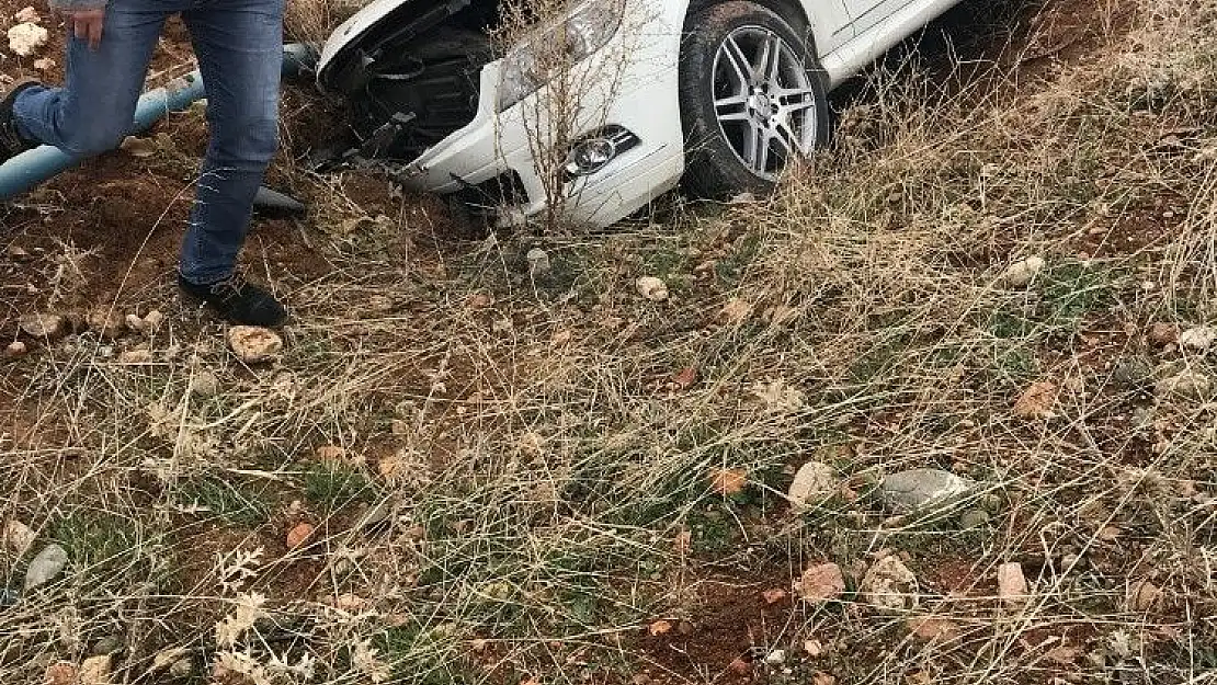 'Otomobil şarampole yuvarlandı: 2 yaralı'