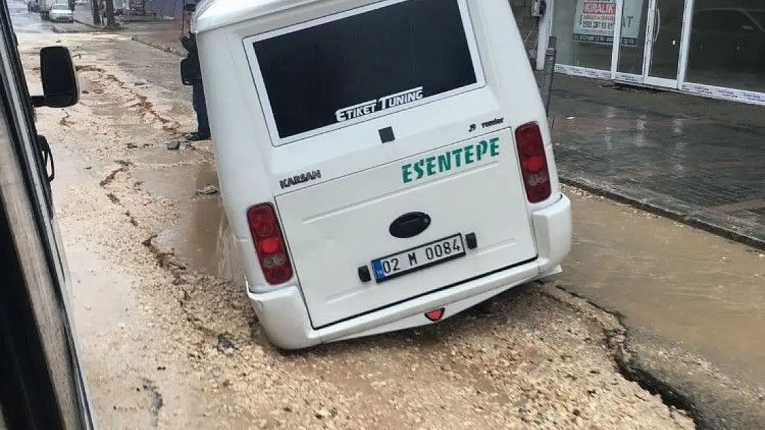 'Yolcu minibüsü çöken yola saplandı'