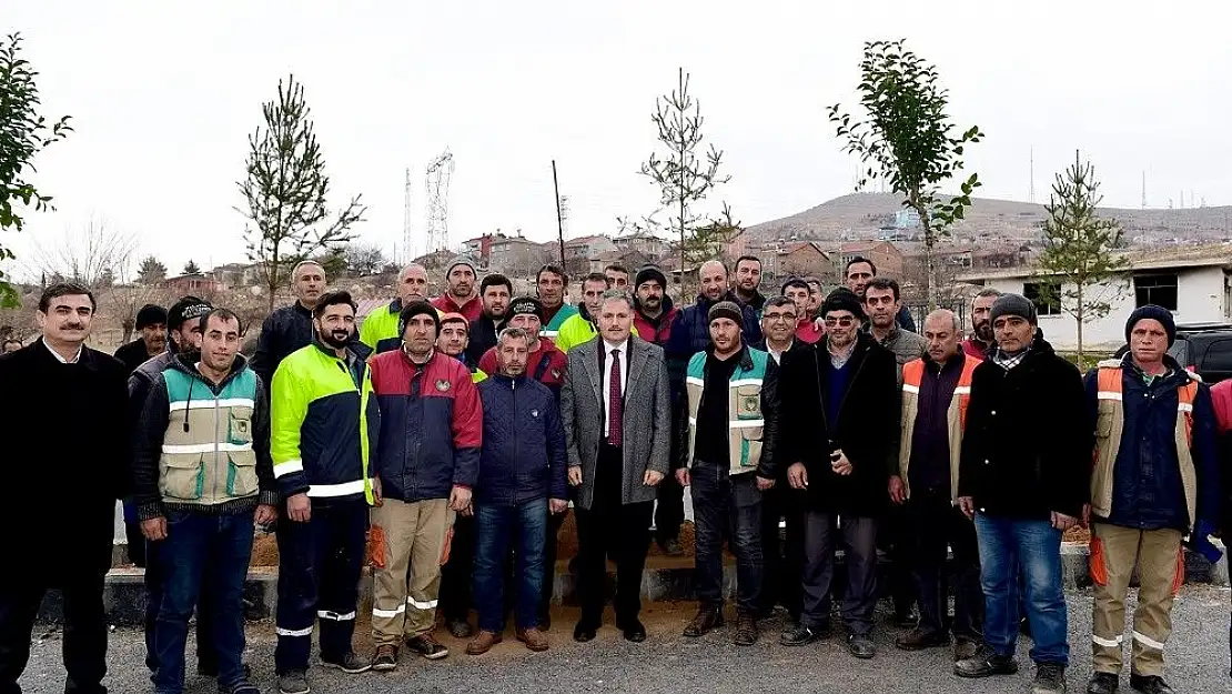 'Başkan Çakır, işçilerle birlikte ağaç dikti'