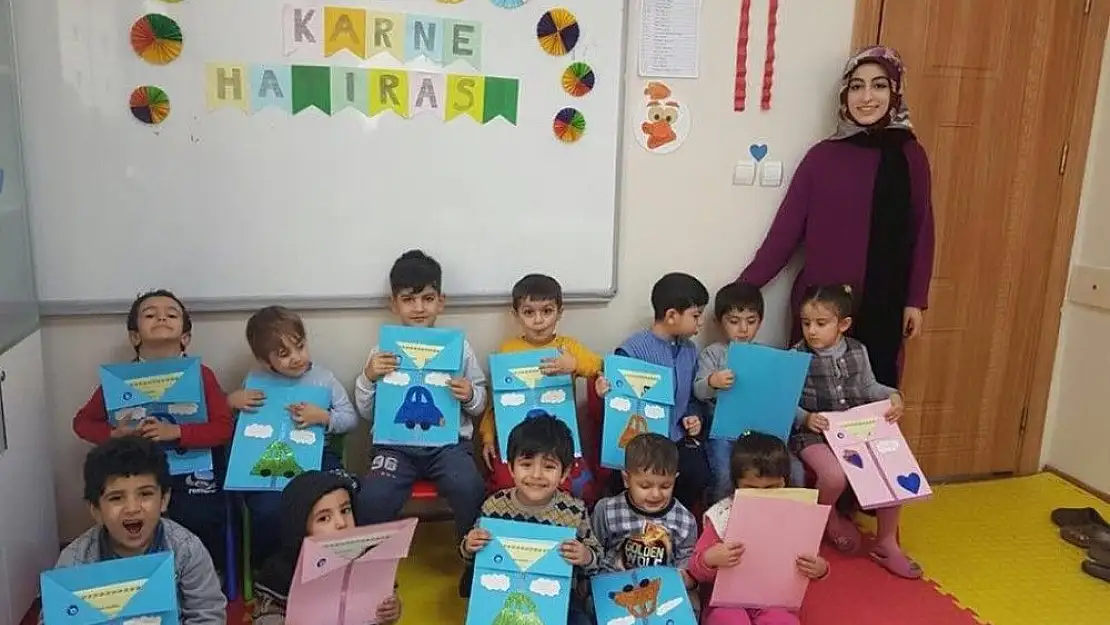 'Kadın ve Gençlik Merkezi Kreşi öğrencileri ilk karnelerini aldı'