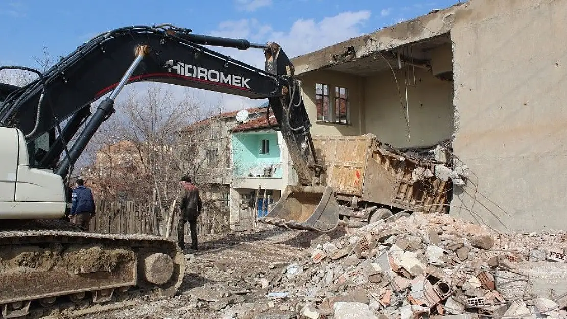 Kaza yapan kamyon 15 ay sonra evden çıkartıldı