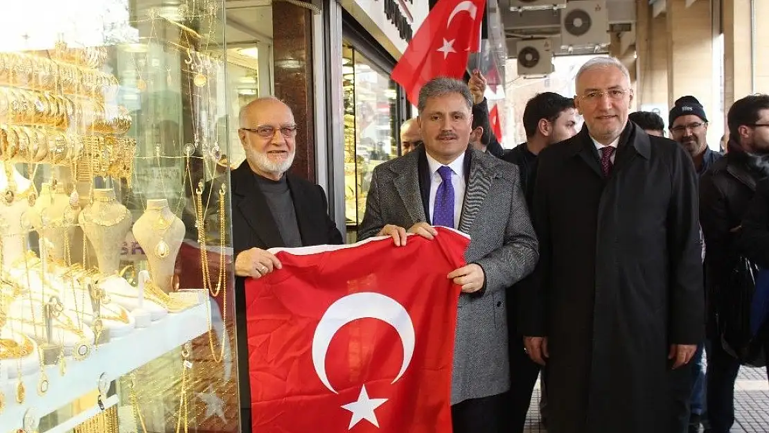 Malatya´da 44 bin Türk bayrağı dağıtıldı
