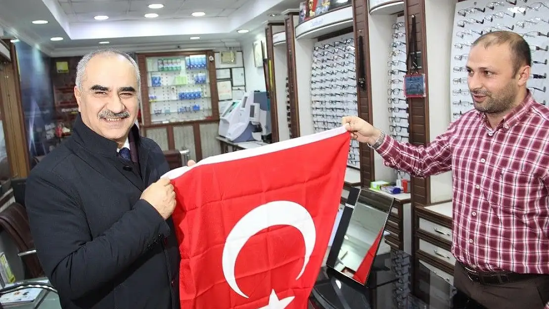 'Mehmetçik´e destek için 12 bin Türk bayrağı dağıtıldı'