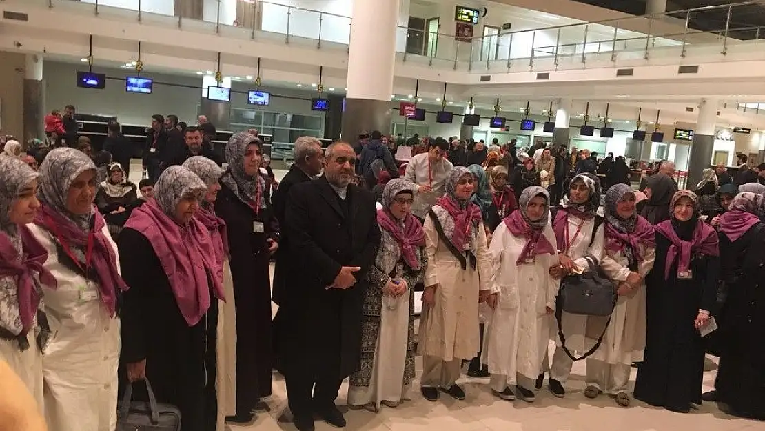 'Öğrenciler umreye dualarla uğurlandı'