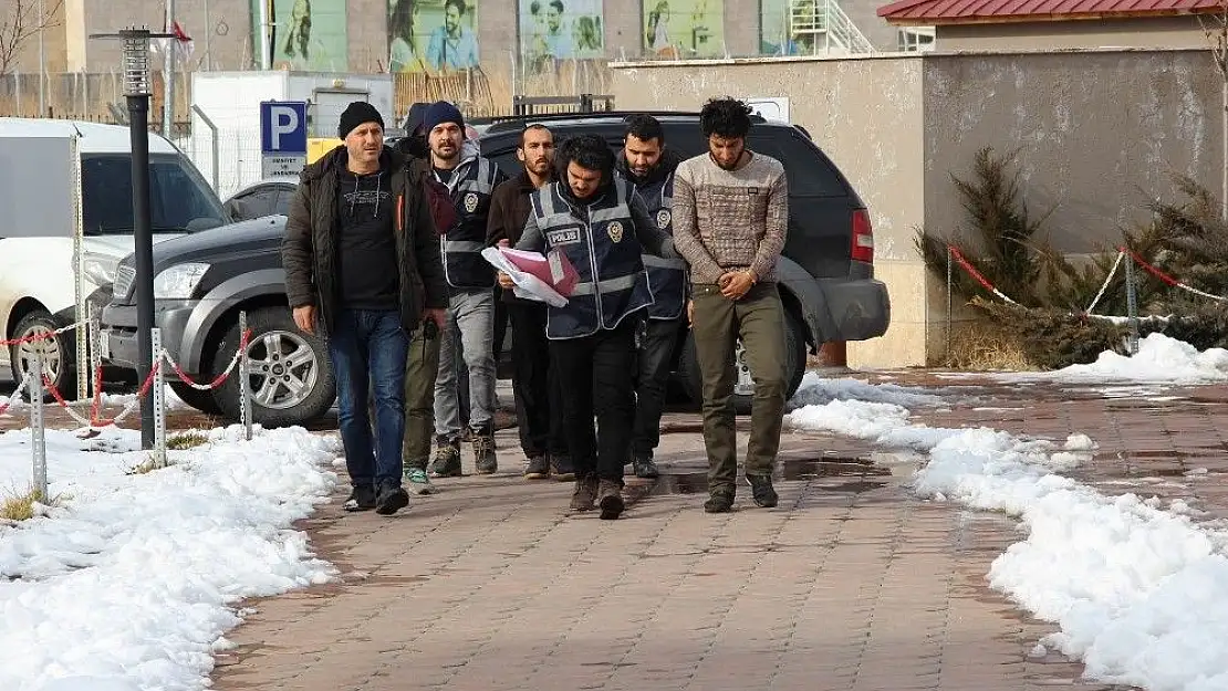 'Öldürülen 4 çocuk annesi Afgan kadının zanlıları adliyede'