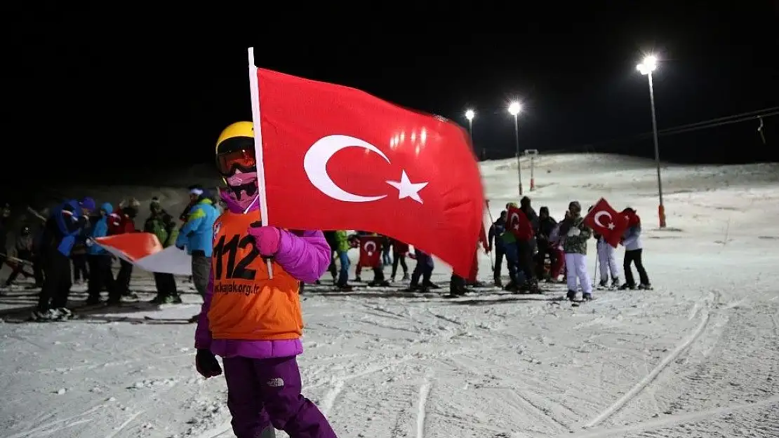'Yıldız Dağı´nda Türk bayraklarıyla meşaleli kayak'