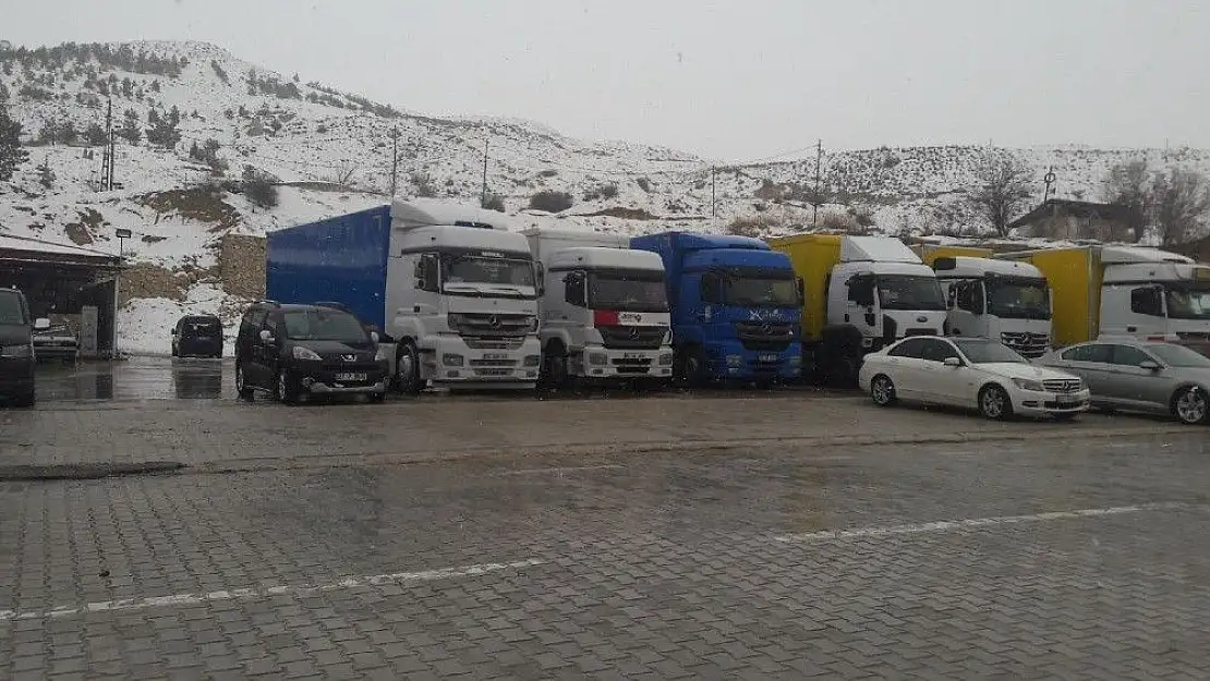 'Sivas´ta uzun araç kuyrukları oluştu'