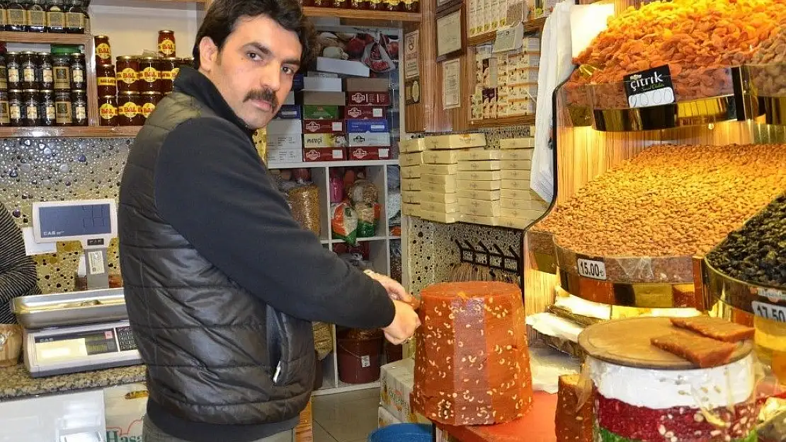 Kayısıdan elde ettikleri ürünleri pazarlayarak mağaza zinciri kurdular