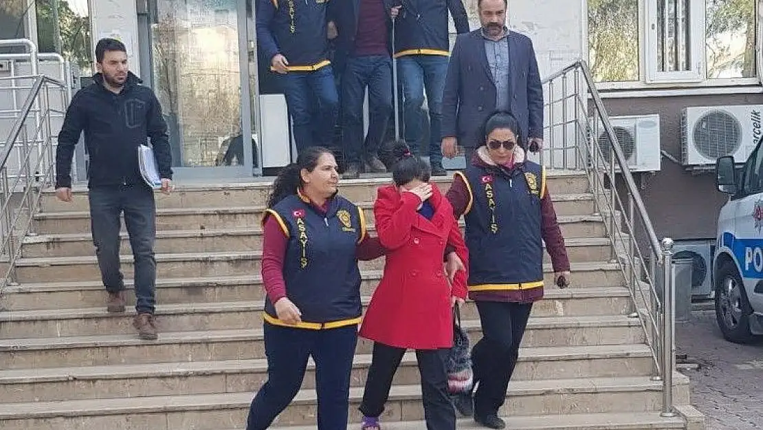 Vicdansız anne kızını elbiseyle boğmaya çalıştı