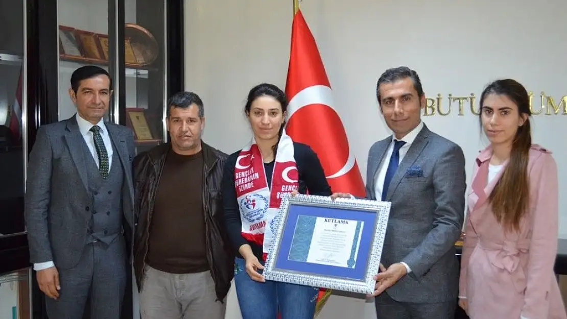 'Eskrim Sporcusu Merve Ersoy mutluluğunu Müdür Keleş ile paylaştı'