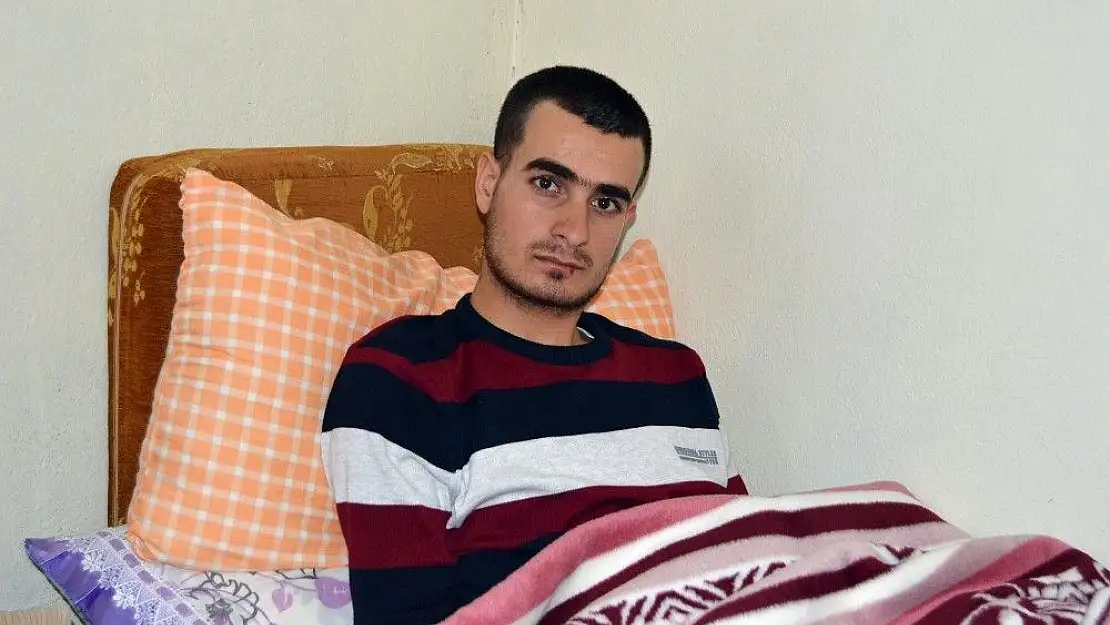 'Teröristlerle girilen çatışmada yaralanan asker baba evine getirildi'