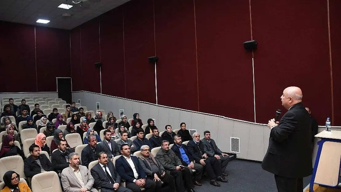 'Yeni dönemin ilk dersini Rektör Gönüllü verdi'