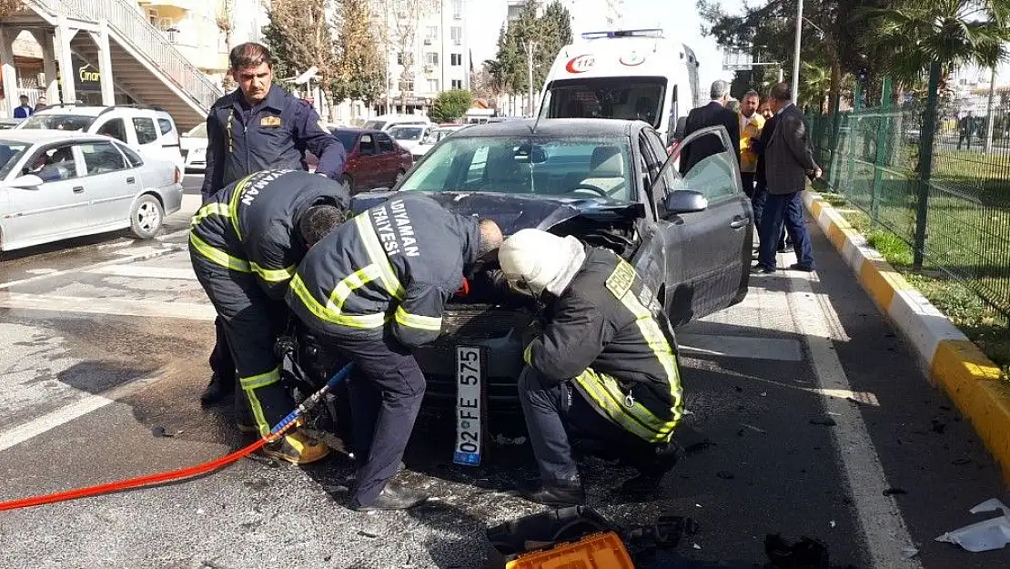 'Otomobile arkadan çarpan otomobil alev aldı'