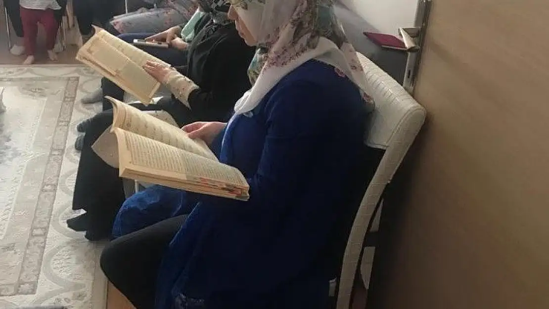 'Tut polis eşleri şehitler için dua etti'