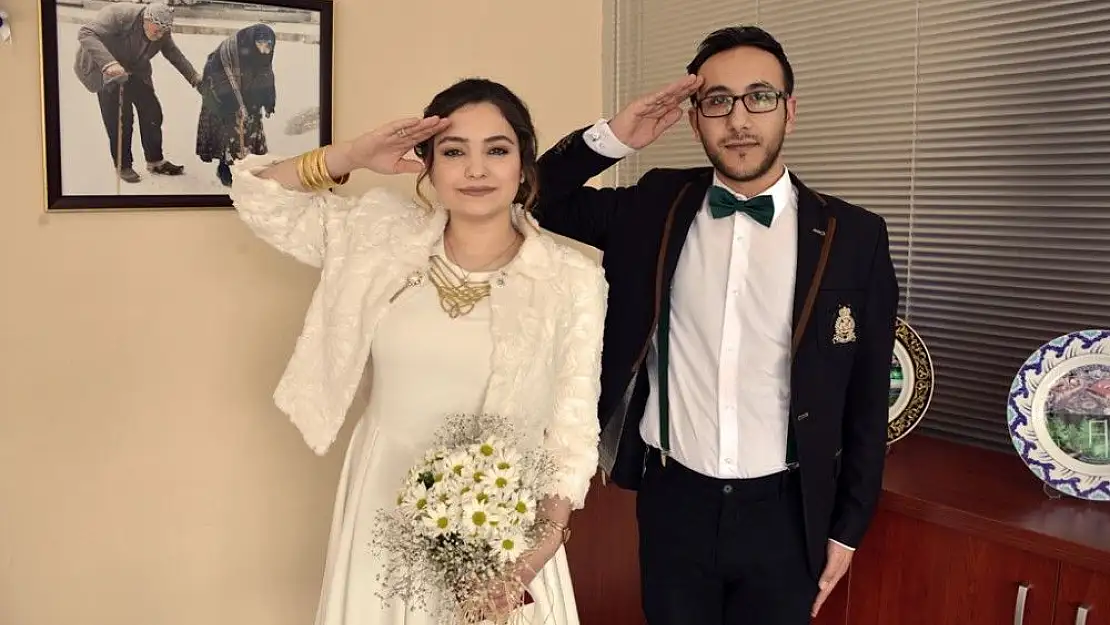 'Gelin ve damattan Mehmetçiğe asker selamı'