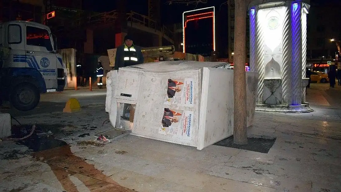 Malatya'da ehliyetsiz sürücü elektrik trafosunu yerinden söktü