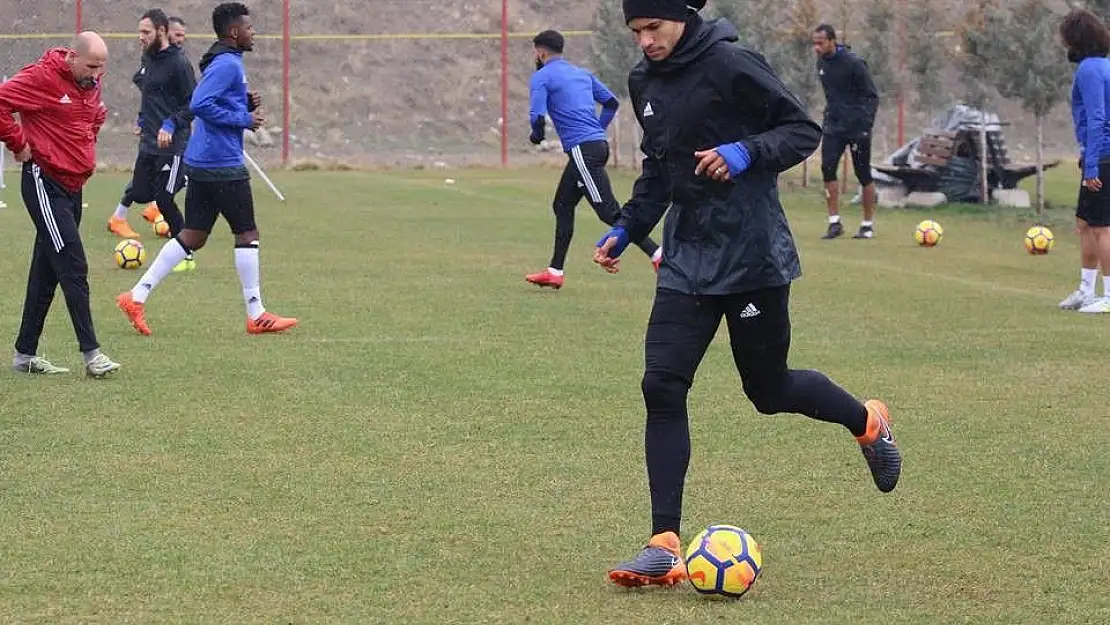'Evkur Yeni Malatyaspor yağmur altında çalıştı'