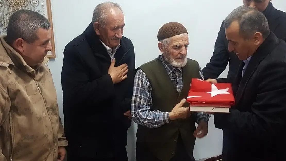 'Askere gözyaşı döken dedelere Türk bayrağı'