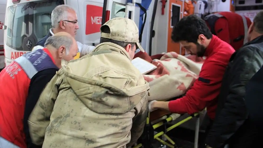 Kazaya giden askeri araca tır çaptı: 6 yaralı