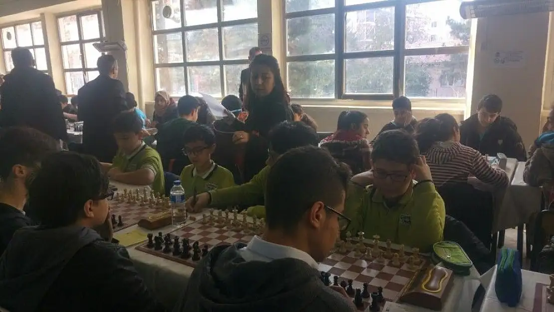 'Çamlıca Ortaokulu satranç turnuvasında 4. oldu'