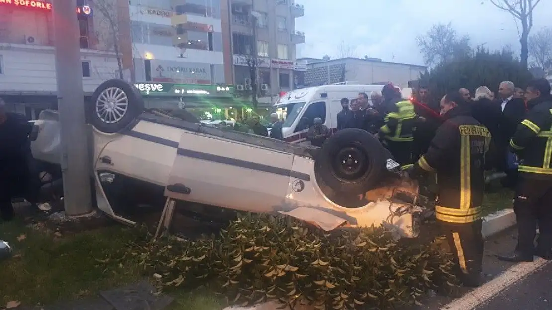 'Kamyonetle çarpışan otomobil refüje çıktı: 2 Yaralı'