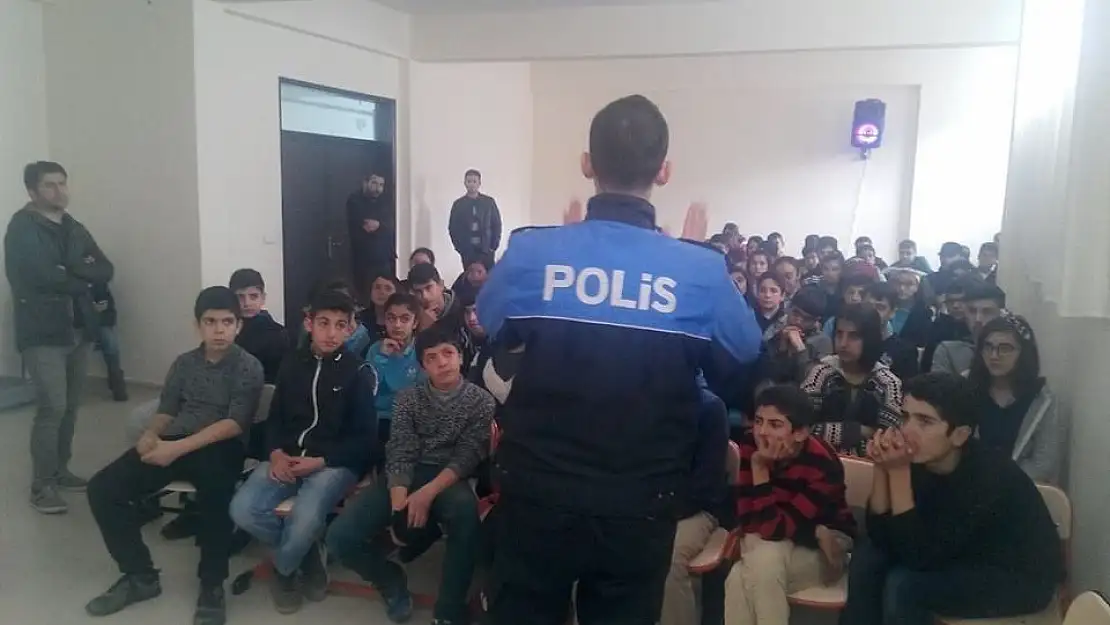 'Öğrencilere güvenli internet anlatıldı'