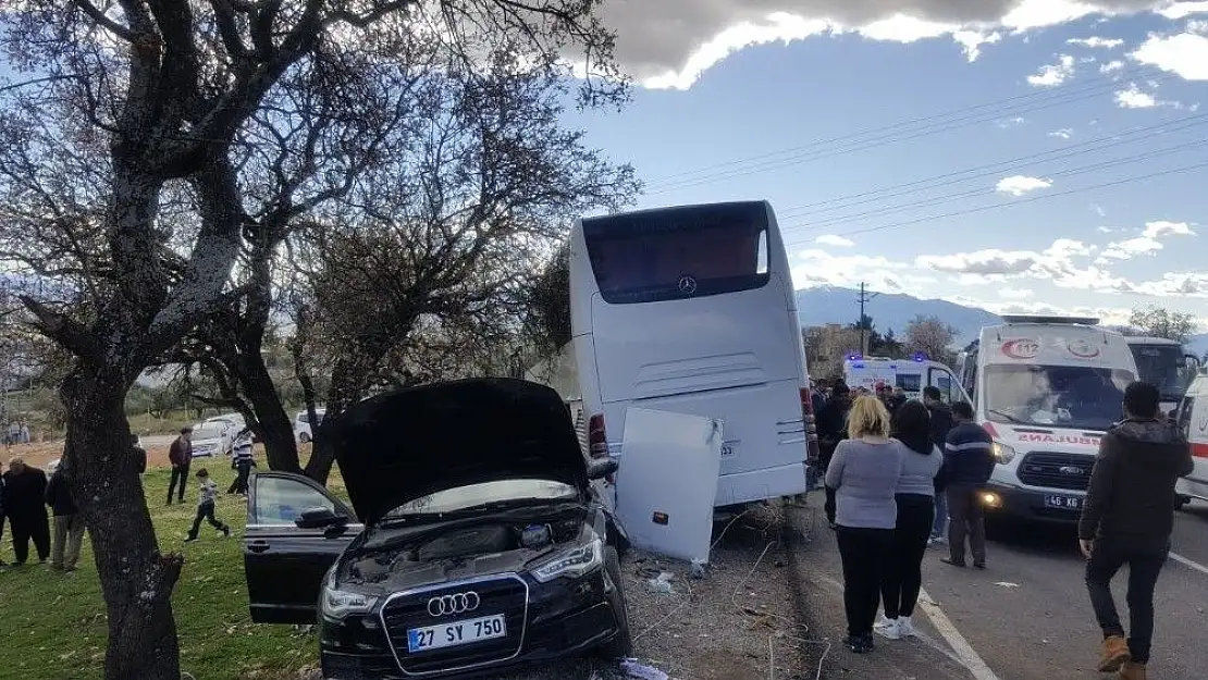 'Öğrencileri taşıyan otobüs kaza yaptı: 1´i ağır 18 yaralı'