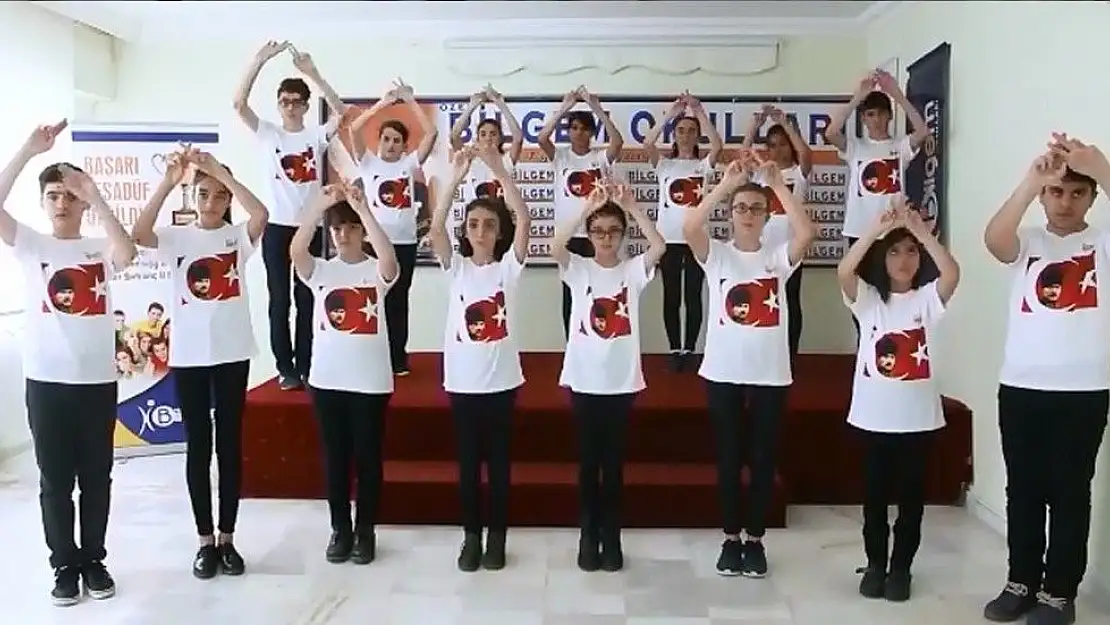 'Öğrenciler İstiklal Marşı´nı işaret dili ile okudu'