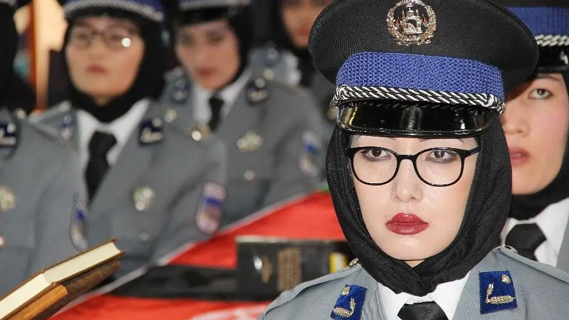 'Afgan kadın polislerin mezuniyet heyecanı'