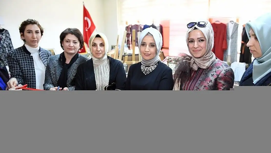 'Esra Tüfenkci sergi ve nakış kursunun açılışını yaptı'