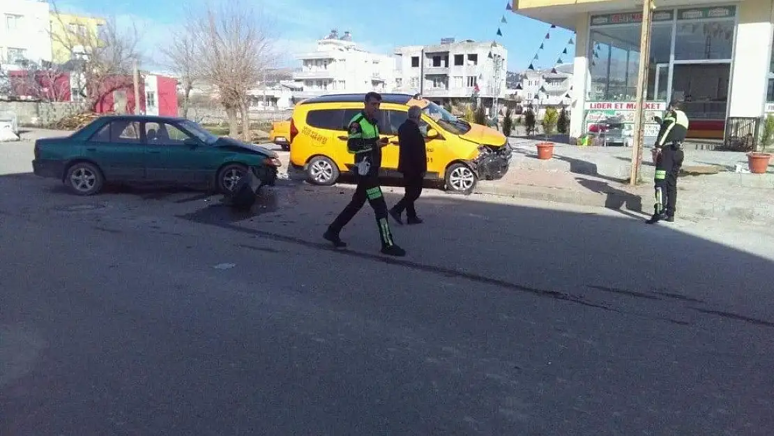 'Hafif ticari araç ile otomobil çarpıştı: 2 yaralı'