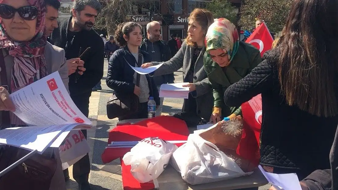 MHP Malatya Kadın Kolları bayrak dağıttı