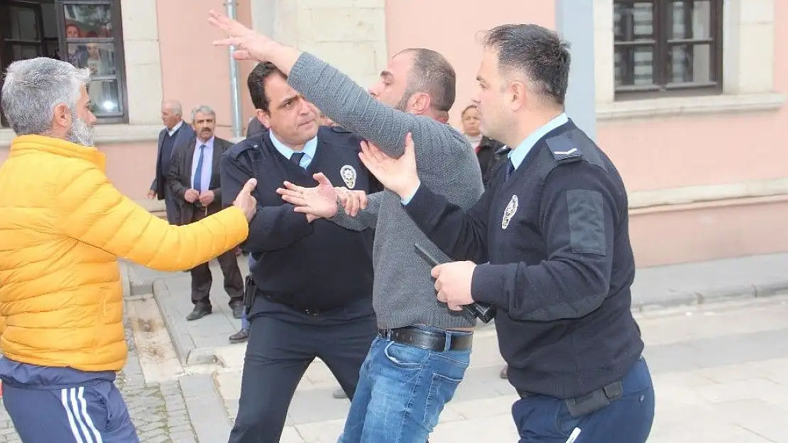 'Bıçakla kendini kesmeye çalıştı, vatandaş toplanıp izledi'