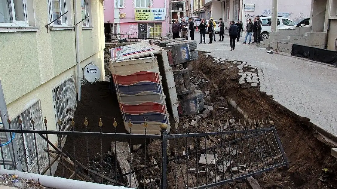 'Kum yüklü kamyon apartman bahçesine düştü'