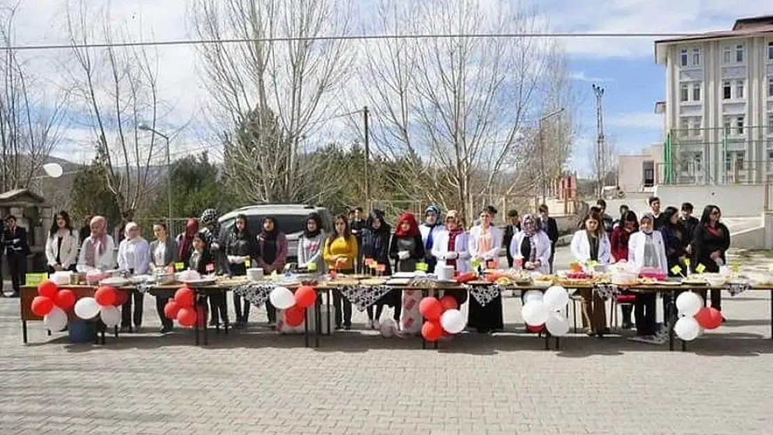 'Liseli öğrencilerden Mehmetçik için kermes'