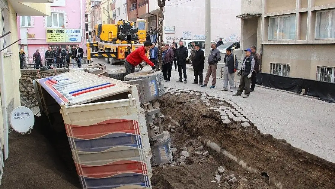 'Sivas´da apartman boşluğuna devrilen kamyon iki saatte çıkarıldı'