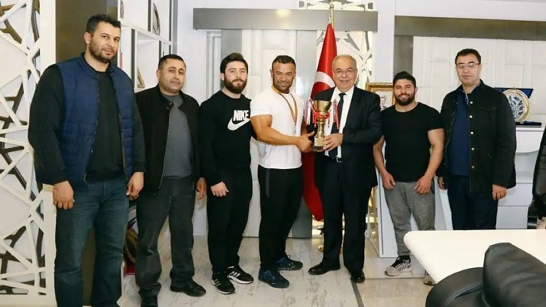 'Vücut geliştirme şampiyonu Başkan Kutlu´yla bir araya geldi'