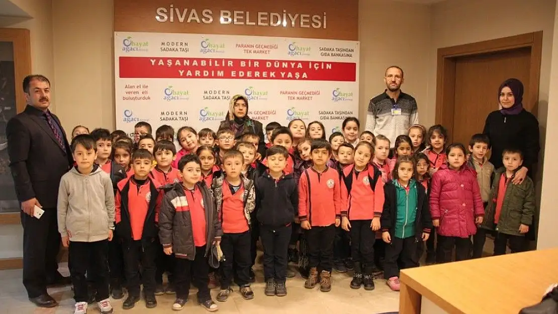 'Öğrenciler Gıda Bankası´nda yardımlaşmayı öğreniyor'